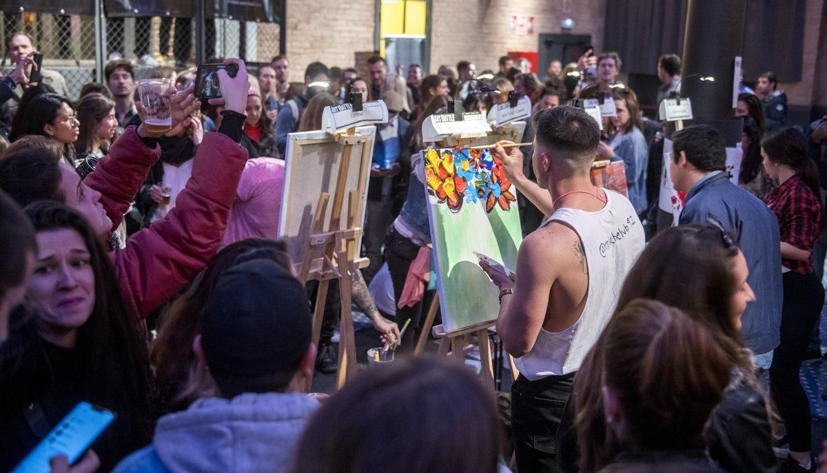 Batalla que ni pintada. Participantes de la última ‘Art Battle’, el pasado sábado, en la Antiga Fàbrica Estrella Damm. Batalla que ni pintada. Participantes de la última ‘Art Battle’, el pasado sábado, en la Antiga Fàbrica Estrella Damm.