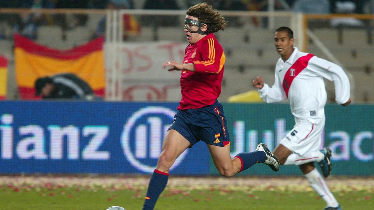 Puyol, en una acción del España-Perú disputado en Montjuïc el 18 de febrero de 2004. Puyol, en una acción del España-Perú disputado en Montjuïc el 18 de febrero de 2004.