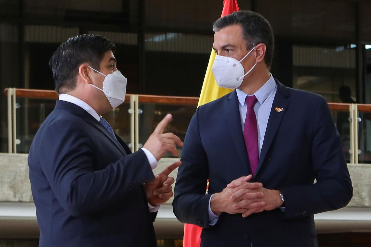 El presidente del Gobierno, Pedro Sánchez, conversa con el presidente de Costa Rica, Carlos Alvarado, durante su reunión en San José este 11 de junio. El presidente del Gobierno, Pedro Sánchez, conversa con el presidente de Costa Rica, Carlos Alvarado, durante su reunión en San José este 11 de junio.