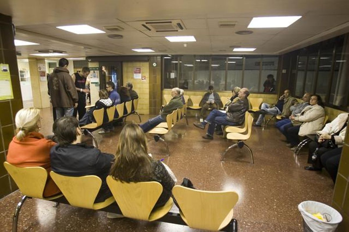 Pacientes en la sala de espera de urgencias del Hospital Clínic que llevaban más de ocho horas esperando a ser atendidos Pacientes en la sala de espera de urgencias del Hospital Clínic que llevaban más de ocho horas esperando a ser atendidos