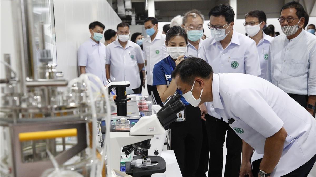 El viceprimer ministro tailandés y el ministro de salud pública de Tailandia visitan uno de los laboratorios en los que se está estudiando el desarrollo de una vacuna contra el covid-19. El viceprimer ministro tailandés y el ministro de salud pública de Tailandia visitan uno de los laboratorios en los que se está estudiando el desarrollo de una vacuna contra el covid-19.
