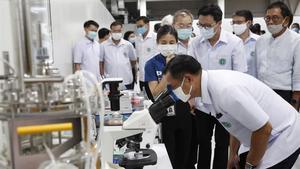 El viceprimer ministro tailandés y el ministro de salud pública de Tailandia visitan uno de los laboratorios en los que se está estudiando el desarrollo de una vacuna contra el covid-19. 