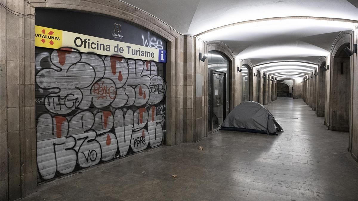 Un sintecho duerme en su tienda de acampada junto a la Oficina de Turismo de la Rambla. Un sintecho duerme en su tienda de acampada junto a la Oficina de Turismo de la Rambla.