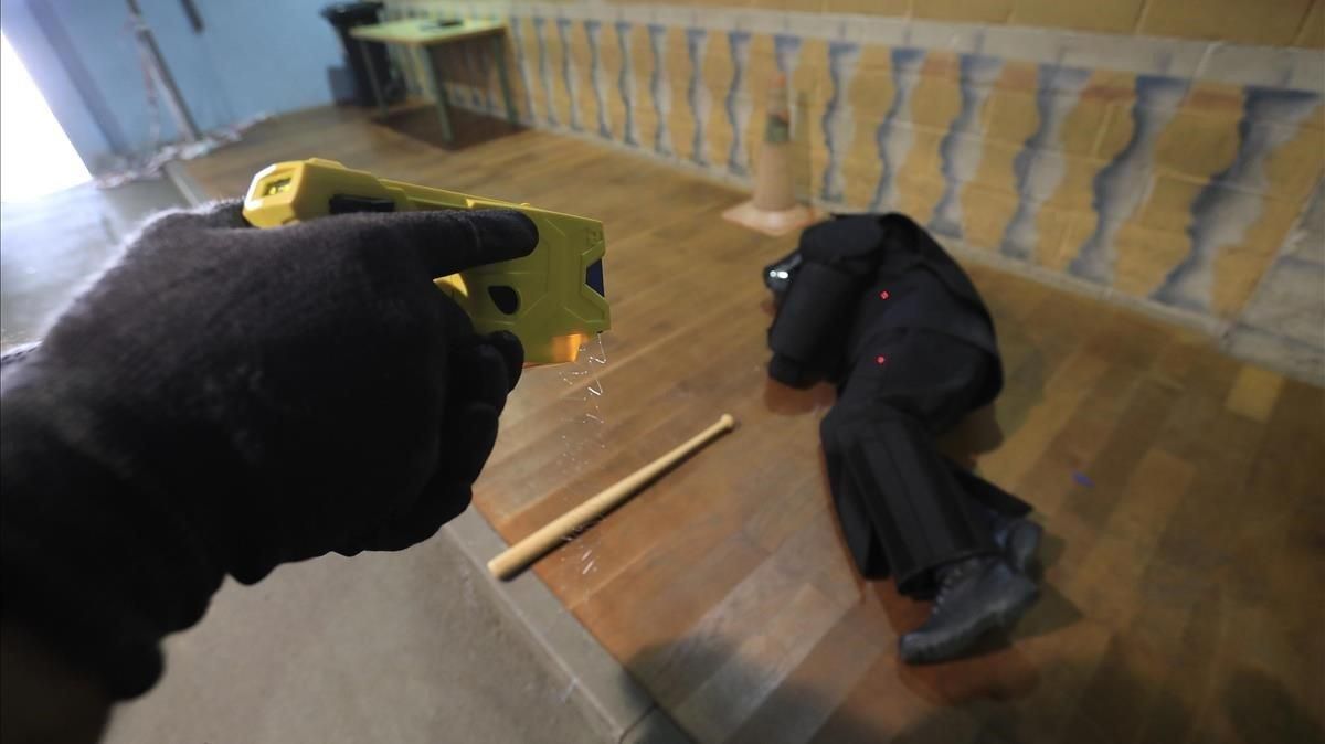 Pruebas con una pistola eléctrica o dispositivo electrónico de control de los Mossos d’Esquadra en el Institut de Seguretat Publica de Catalunya en junio de 2018. Pruebas con una pistola eléctrica o dispositivo electrónico de control de los Mossos d’Esquadra en el Institut de Seguretat Publica de Catalunya en junio de 2018.