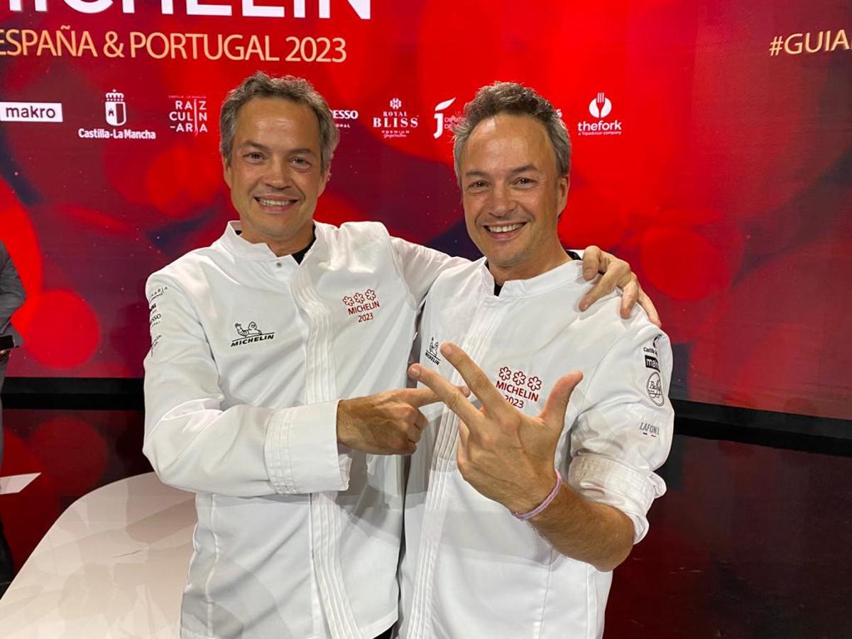 Javier y Sergio Torres celebran la tercera estrella Michelin concedida a su restaurante, Cocina Hermanos Torres.