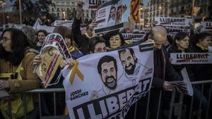 Concentración en apoyo de Jordi Sànchez y Jordi Cuixart, en la plaza de la Universitat de Barcelona, el pasado marzo.