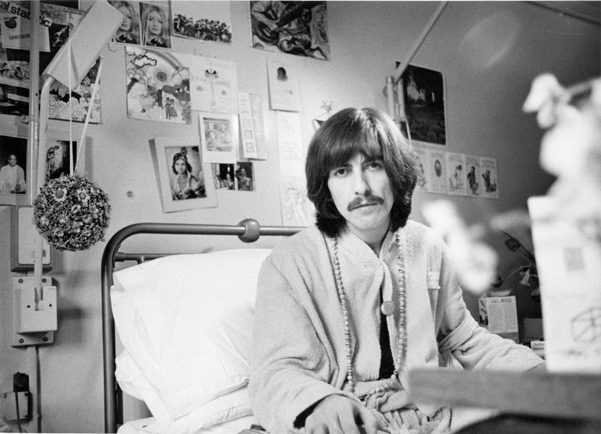 George Harrison, convaleciente de una amigdalitis, en Londres en 1969. George Harrison, convaleciente de una amigdalitis, en Londres en 1969.