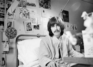 George Harrison, convaleciente de una amigdalitis, en Londres en 1969.