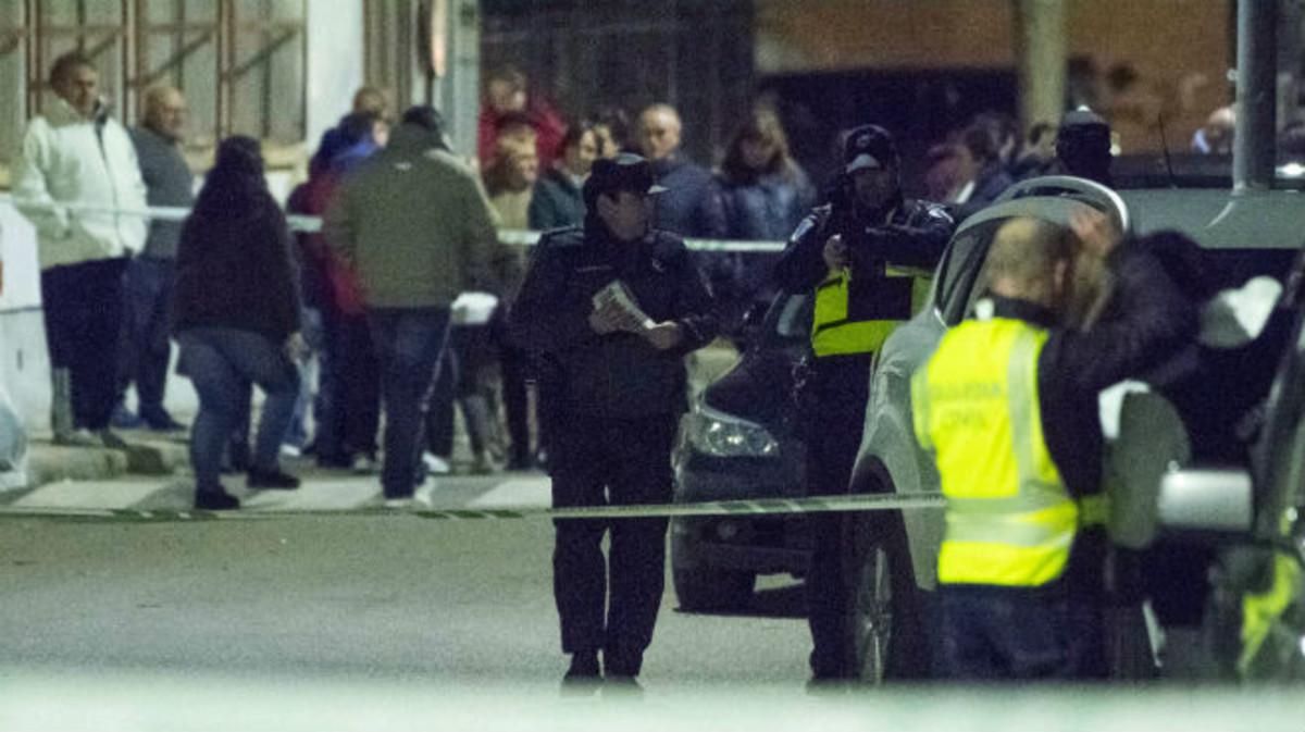 Agentes de la Guardia Civil, la Policía Nacional y vecinos, en el lugar del asesinato, en Mora (Toledo) Agentes de la Guardia Civil, la Policía Nacional y vecinos, en el lugar del asesinato, en Mora (Toledo)