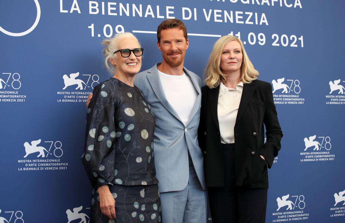 Jane Campion, con los actores Benedict Cumberbath y Kirsten Dunst, en Venecia, este jueves. Jane Campion, con los actores Benedict Cumberbath y Kirsten Dunst, en Venecia, este jueves.