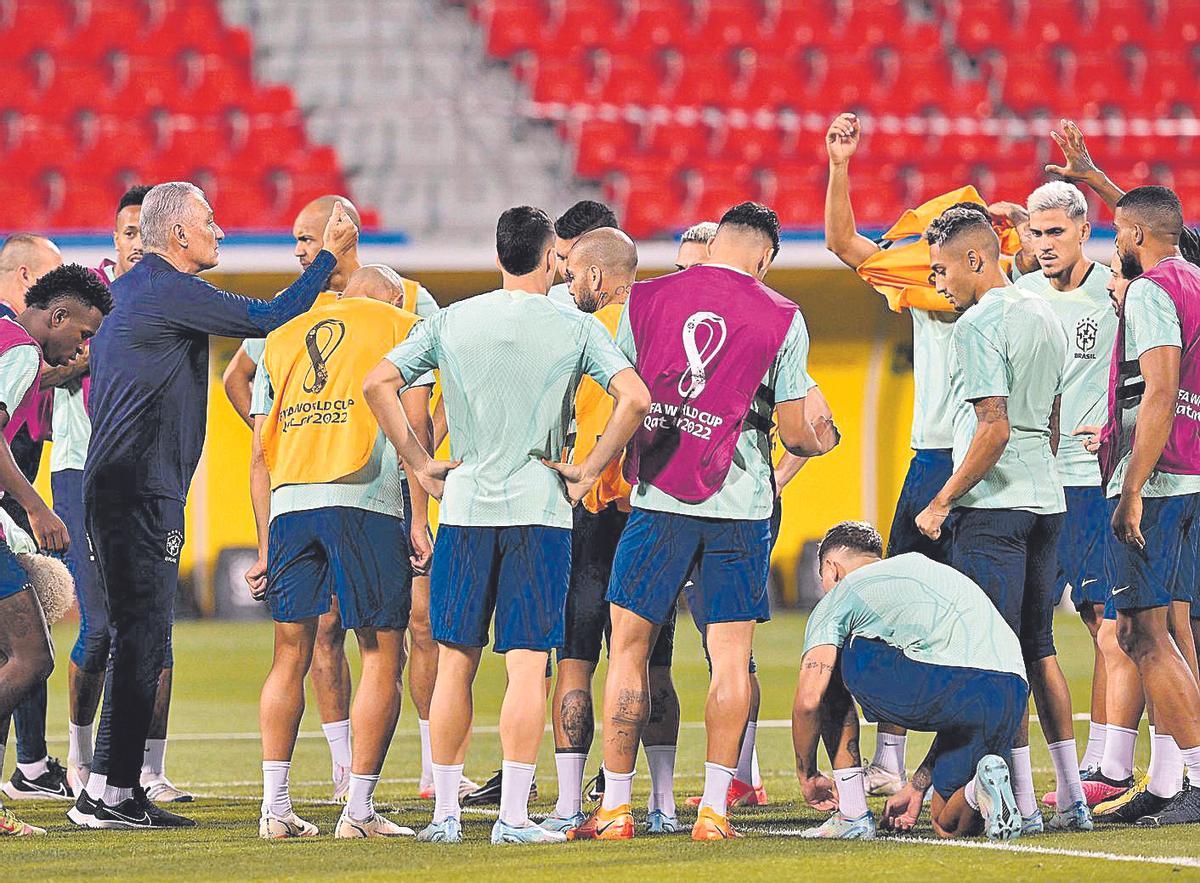 Tite, a la izquierda, junto a sus jugadores en un entrenamiento del Mundial de Qatar. Tite, a la izquierda, junto a sus jugadores en un entrenamiento del Mundial de Qatar.