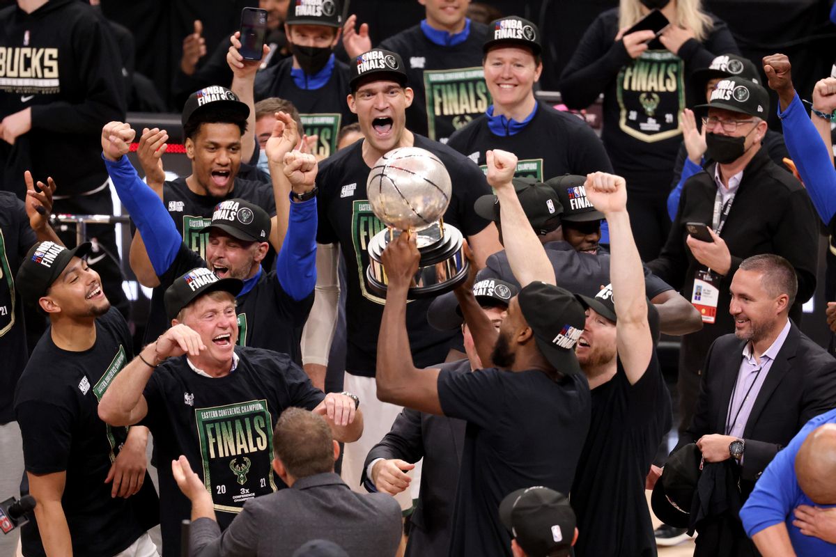 Los jugadores de los Bucks celebran su título de campeones del Este Los jugadores de los Bucks celebran su título de campeones del Este