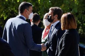 El presidente del Gobierno, Pedro Sánchez, saluda al líder del PP, Pablo Casado, a su llegada al monasterio de Yuste, en el que el rey Felipe VI entregó el Premio Europeo Carlos V a la todavía canciller alemana, Angela Merkel, el pasado 14 de octubre de 2021.