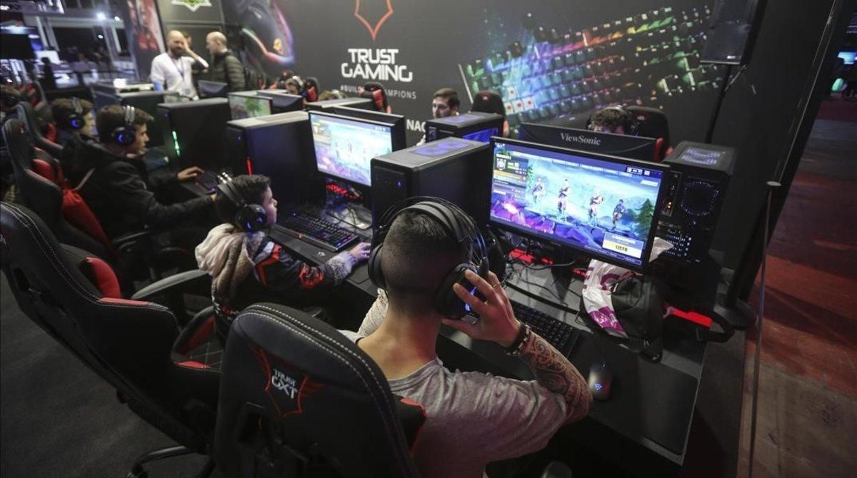 Varias personas juegan al Fortnite en una competición en la Barcelona Games World. Varias personas juegan al Fortnite en una competición en la Barcelona Games World.