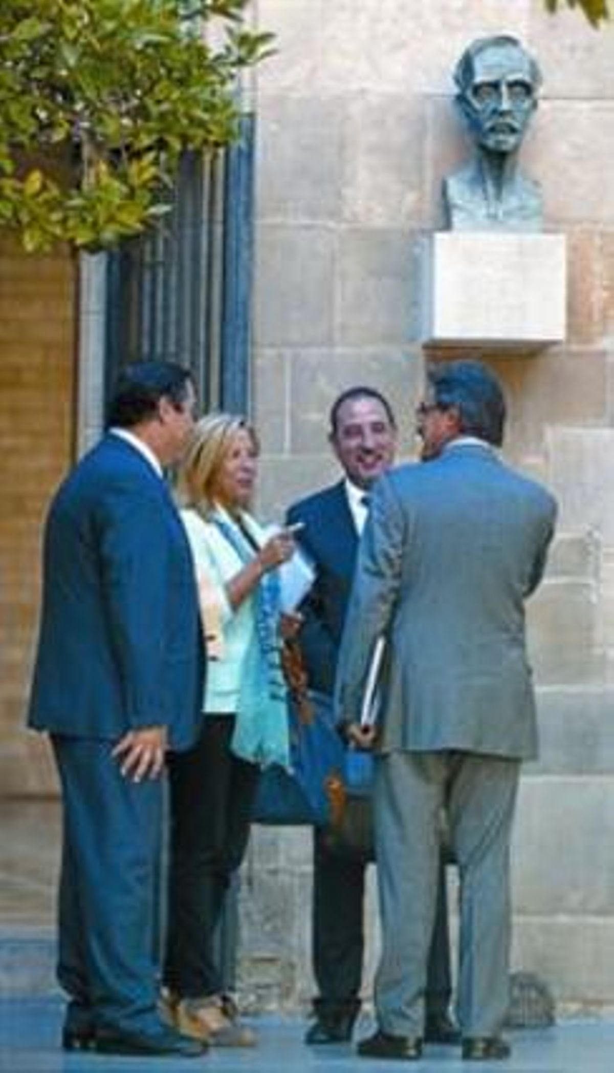 Artur Mas, ayer, en el Palau de la Generalitat junto a los consellers de Unió. Artur Mas, ayer, en el Palau de la Generalitat junto a los consellers de Unió.