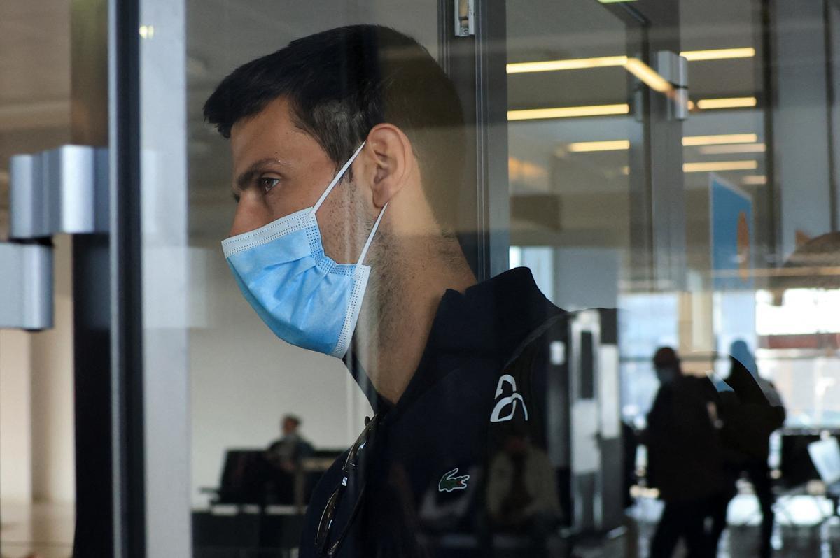 El tenista Novak Djokovic a su llegada al aeropuerto de Belgrado.