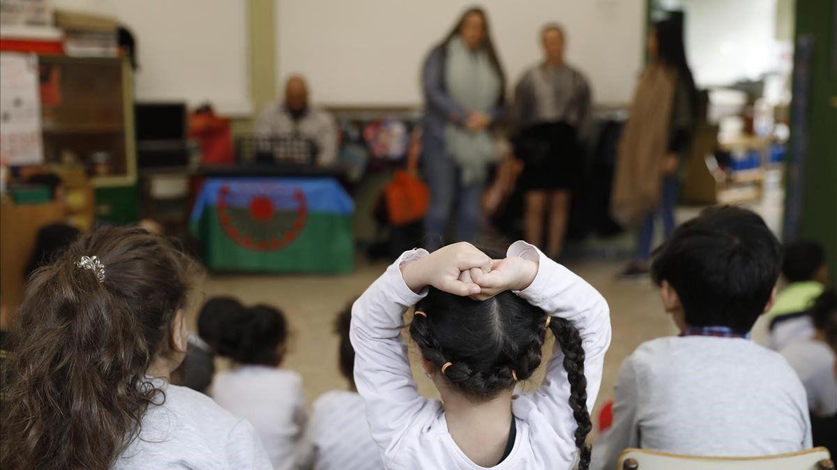 Unas madres cuentan cuentos tradicionales, adaptados a la realidad gitana, en un colegio de Barcelona.