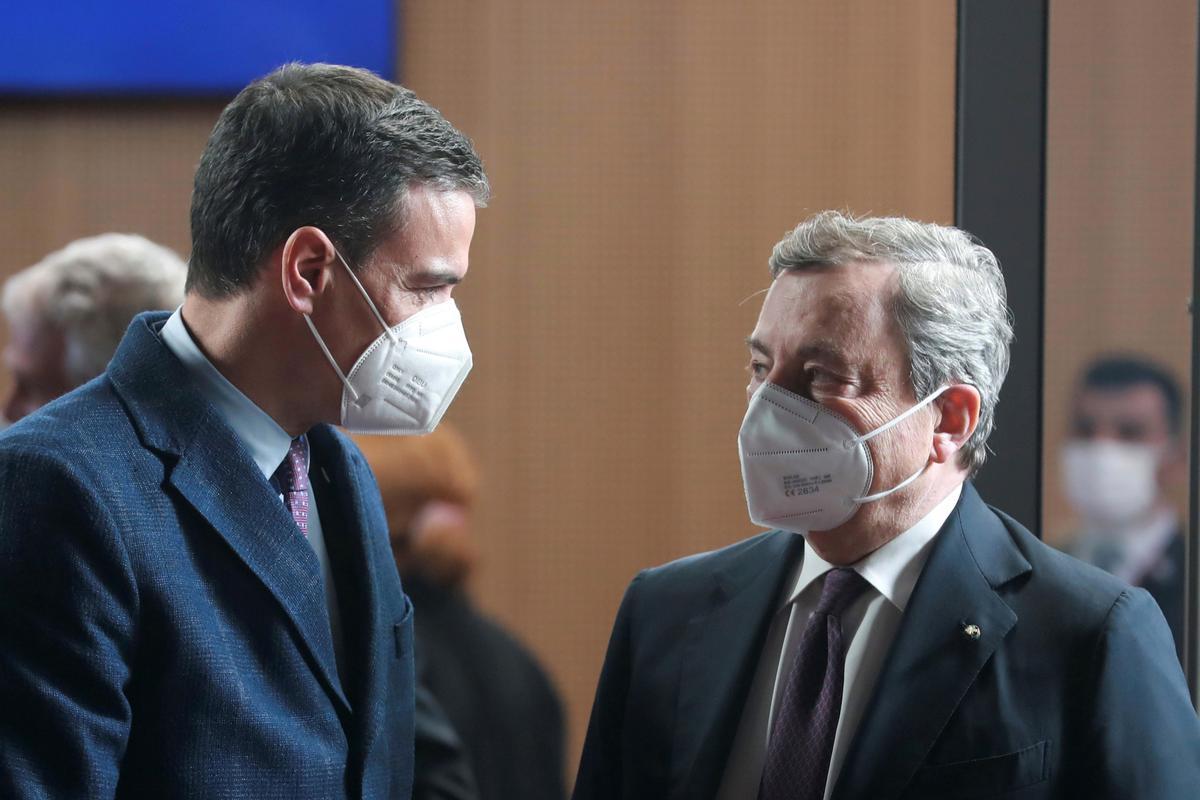 El presidente del Gobierno, Pedro Sánchez, charla con el primer ministro italiano, Mario Draghi, este 25 de mayo en Bruselas, durante el Consejo Europeo extraordinario. El presidente del Gobierno, Pedro Sánchez, charla con el primer ministro italiano, Mario Draghi, este 25 de mayo en Bruselas, durante el Consejo Europeo extraordinario.