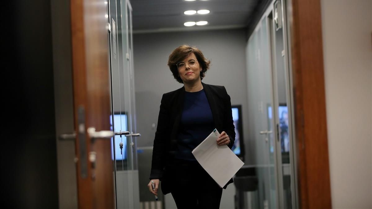 La vicepresidenta del Gobierno, Soraya Sáenz de Santamaría, antes de su comparecencia ante la prensa, este jueves, 25 de enero. La vicepresidenta del Gobierno, Soraya Sáenz de Santamaría, antes de su comparecencia ante la prensa, este jueves, 25 de enero.