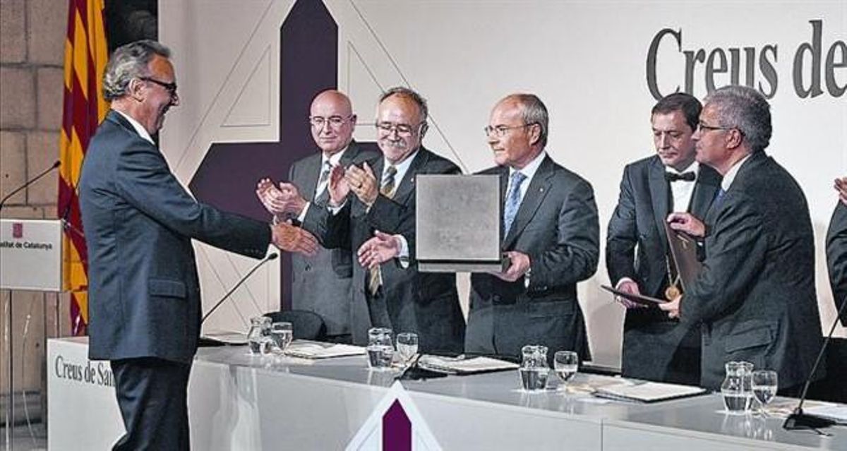 El president Montilla entrega a Gaspart la Creu de Sant jordi, en el 2009, por el centenario de la UE Sant Andreu. El president Montilla entrega a Gaspart la Creu de Sant jordi, en el 2009, por el centenario de la UE Sant Andreu.