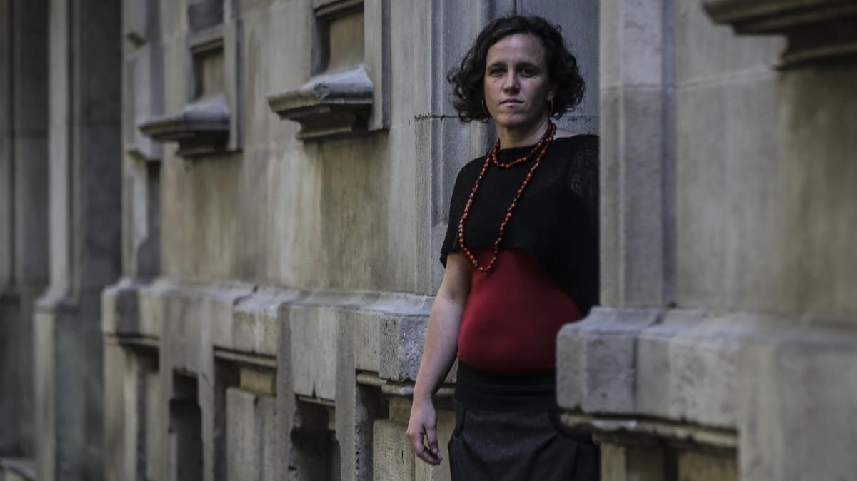 Mireia Parera, miembro de la cooperativa Perviure, asesora a personas que se agrupan en proyectos de covivienda. Mireia Parera, miembro de la cooperativa Perviure, asesora a personas que se agrupan en proyectos de covivienda.