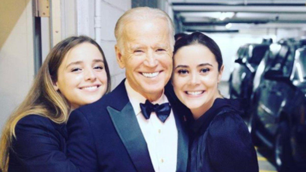 Naomi (derecha), junto a su abuelo, el candidato demócrata Joe Biden, y una de sus hermanas, Finnegan, en el 2017.