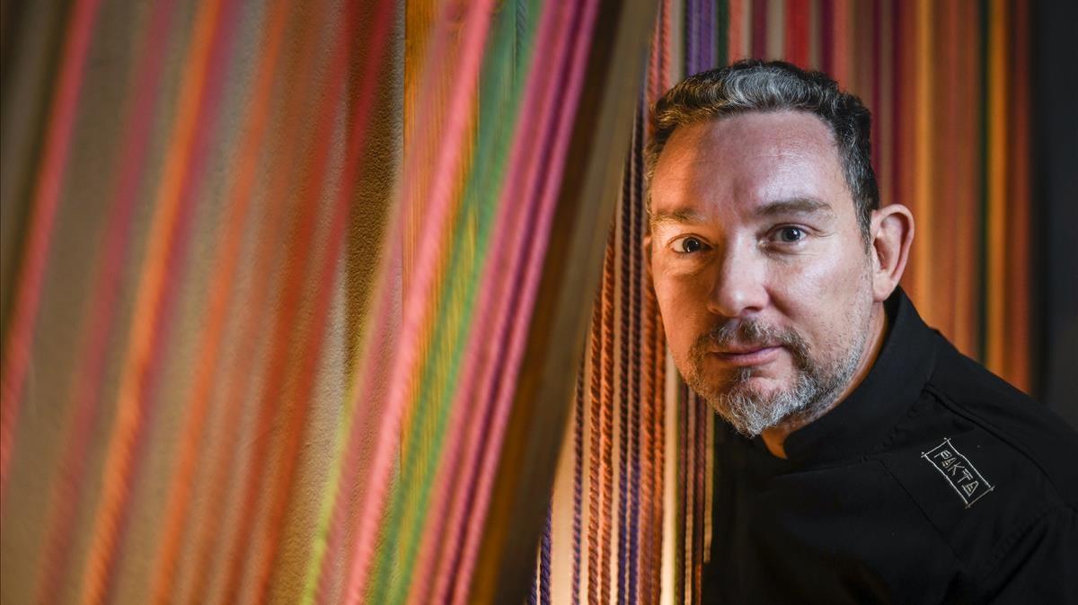 Barcelona 19 02 2019 On Barcelona Albert Adria junto a una parte de la decoracion colorista del restaurante Pakta Fotografia de Jordi Cotrina Barcelona 19 02 2019 On Barcelona Albert Adria junto a una parte de la decoracion colorista del restaurante Pakta Fotografia de Jordi Cotrina