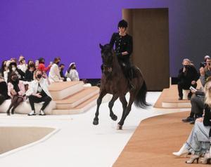 Carlota Casiraghi, a lomos de un corcel, abriendo de el desfile de alta costura de Chanel, este martes en París. 
