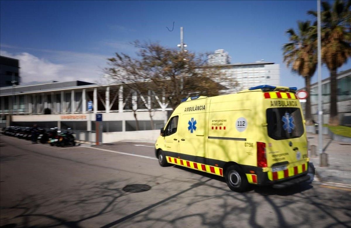 Ambulancia en el acceso de Urgencias del Hospital del Mar. Ambulancia en el acceso de Urgencias del Hospital del Mar.
