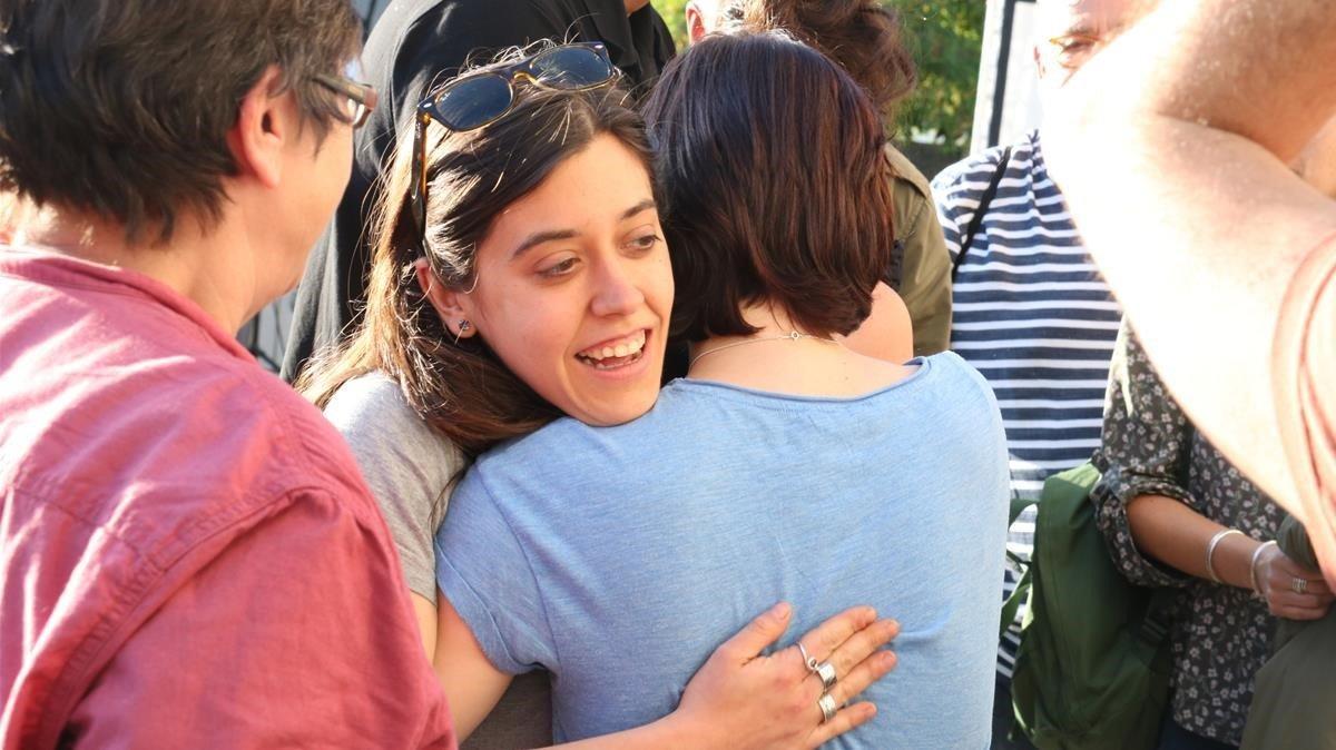 La candidata de la CUP-Capgirem Barcelona, Anna Saliente, recibe el apoyo de los miembros de su partido. La candidata de la CUP-Capgirem Barcelona, Anna Saliente, recibe el apoyo de los miembros de su partido.