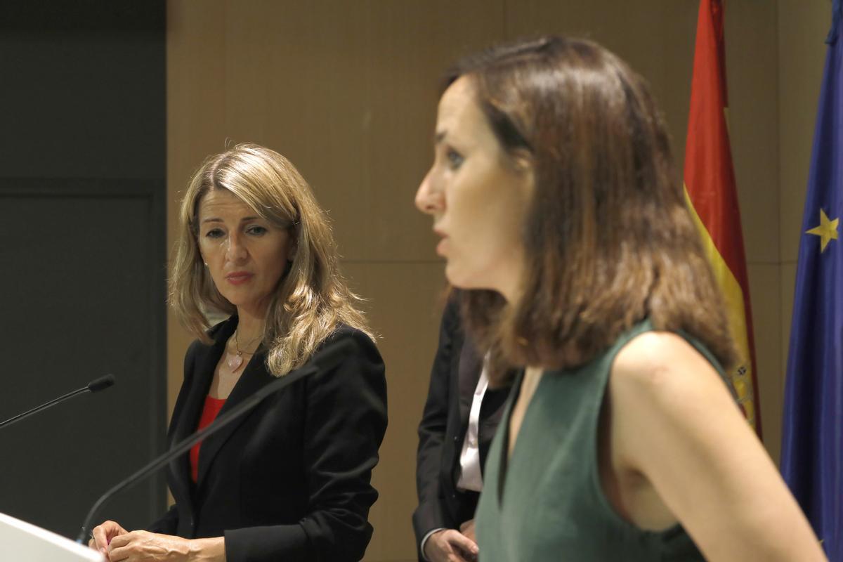 Archivo - La vicepresidenta Yolanda Díaz, líder de Sumar, con la ministra Ione Belarra, secretaria general de Podemos