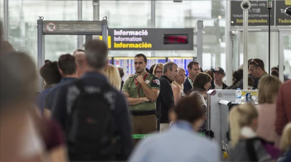 Colas de pasajeros ante los filtros de seguridad del aeropuerto de El Prat, el pasado 11 de agosto.