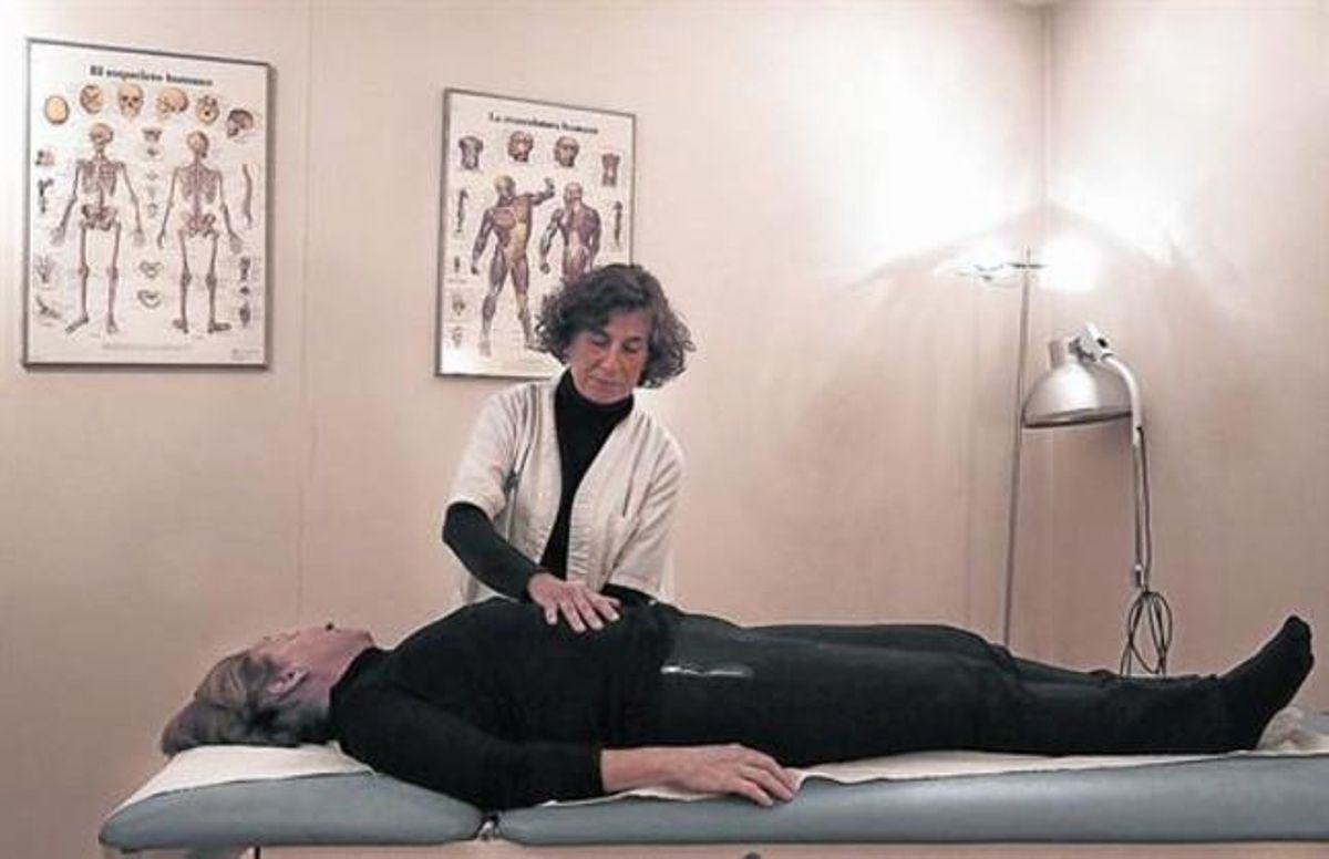 MANOS EN ACCIÓN.La osteópata Laura Masip atiende a una paciente. MANOS EN ACCIÓN.La osteópata Laura Masip atiende a una paciente.