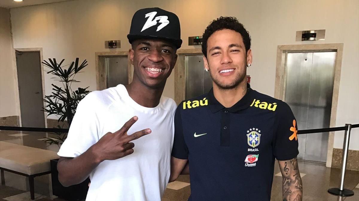 El sub-17 fichado por el Madrid, Vinicius Jr., posa con su ídolo, Neymar. El sub-17 fichado por el Madrid, Vinicius Jr., posa con su ídolo, Neymar.