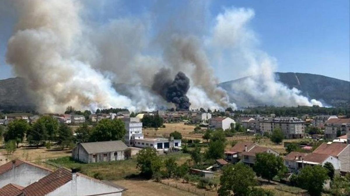 Orense lucha contra las llamas de un incendio en el municipio de Maceda