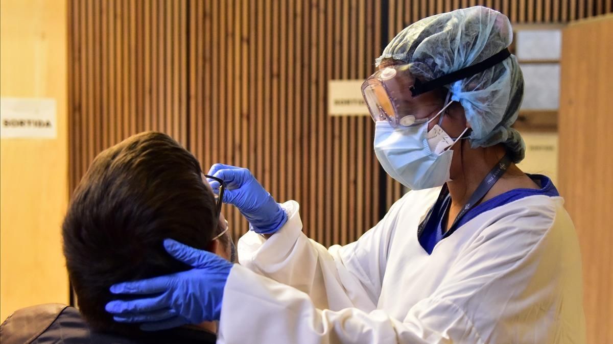 Realizacion de test en el Recinto Modernista del Hospital de Sant Pau de Barcelona Catalunya (Espana) a 1 de diciembre de 2020 El departamento de salud de la Generalitat ha iniciado hoy cribados intensivos de prevencion del COVID-19 en cuatro puntos de Barcelona uno de ellos el Hospital de Sant Pau de Barcelona (hasta el 15 de diciembre) con los que se preve hacer 2 000 test de antigenos diarios para la deteccion de personas asintomaticas 01 DICIEMBRE 2020 COVID-19 CORONAVIRUS SALUD TEST David Oller Europa Press 01 12 2020 Realizacion de test en el Recinto Modernista del Hospital de Sant Pau de Barcelona Catalunya (Espana) a 1 de diciembre de 2020 El departamento de salud de la Generalitat ha iniciado hoy cribados intensivos de prevencion del COVID-19 en cuatro puntos de Barcelona uno de ellos el Hospital de Sant Pau de Barcelona (hasta el 15 de diciembre) con los que se preve hacer 2 000 test de antigenos diarios para la deteccion de personas asintomaticas 01 DICIEMBRE 2020 COVID-19 CORONAVIRUS SALUD TEST David Oller Europa Press 01 12 2020