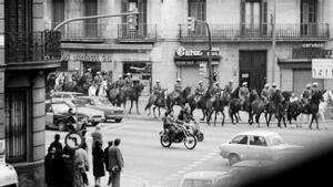 Una carga de la policía franquista el 8 de febrero de 1976 en el centro de Barcelona.