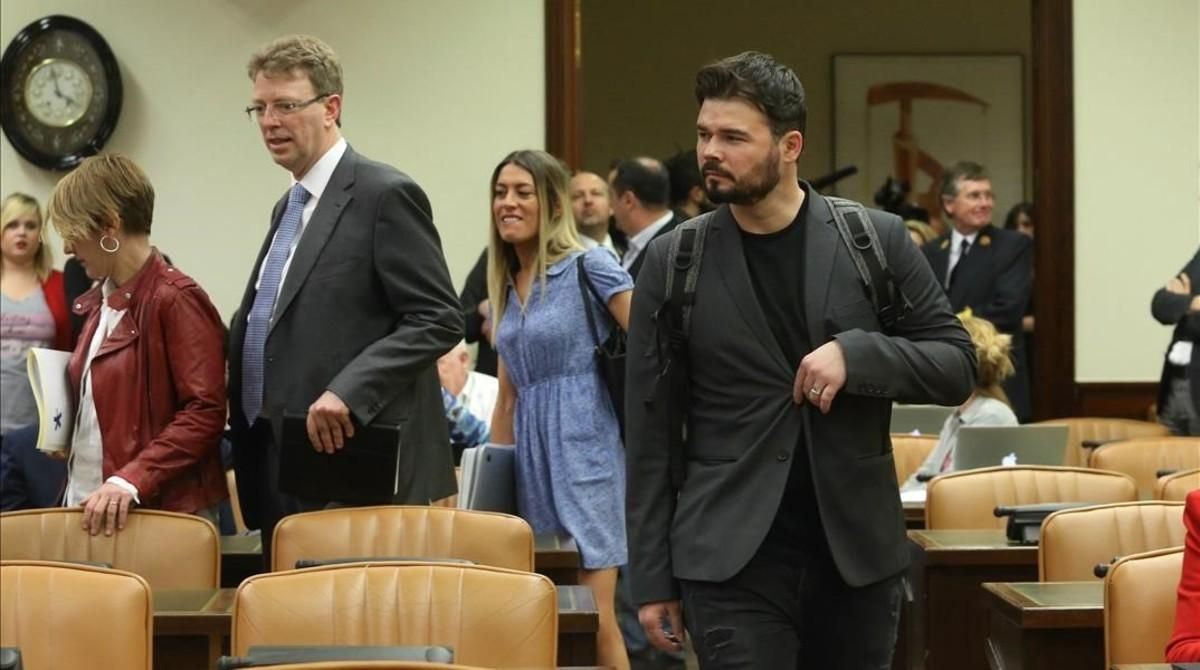Gabriel Rufián (ERC) y portavoces del resto de grupos en la entrada a la comisión que investiga la ’Operación Catalunya’ en el Congreso. Gabriel Rufián (ERC) y portavoces del resto de grupos en la entrada a la comisión que investiga la ’Operación Catalunya’ en el Congreso.