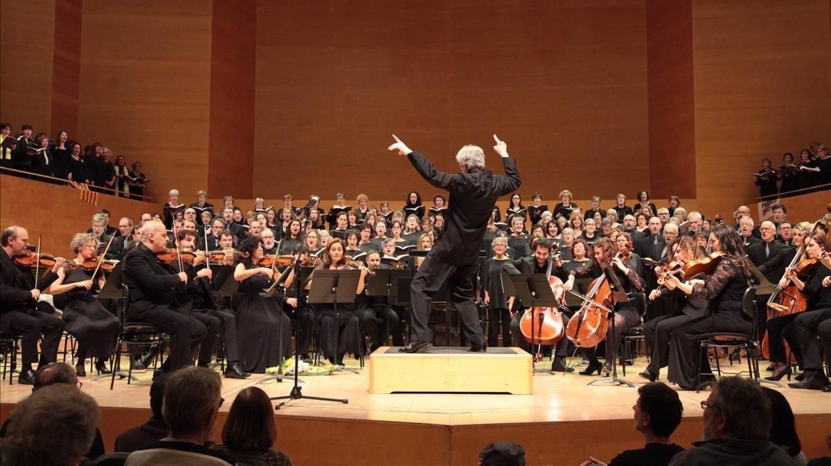 Edmon Colomer y la Orquestra de Cambra de Granollers, el pasado jueves, en el Auditori. Edmon Colomer y la Orquestra de Cambra de Granollers, el pasado jueves, en el Auditori.