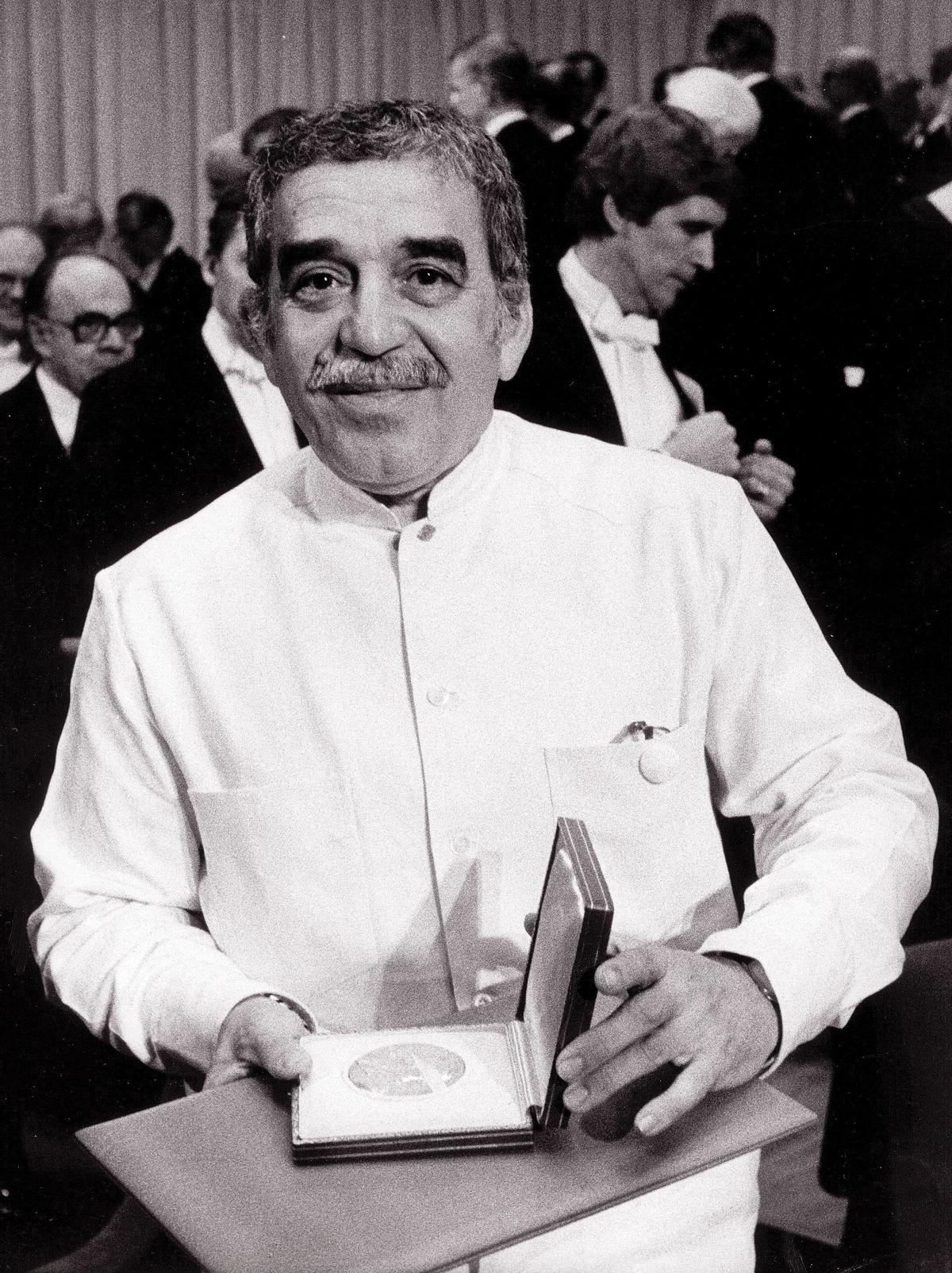 Gabriel García Márquez, con su traje liqui liqui, tras recibir el Premio Nobel de Literatura. 