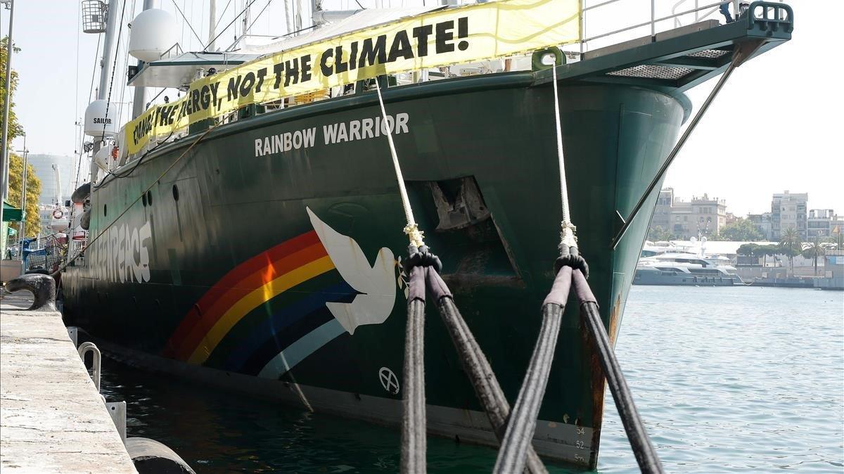 El ’Rainbow Warrior’ atracado en el puerto de Barcelona, este viernes.