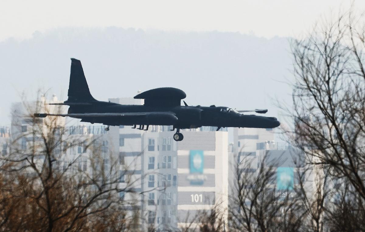 Un avión U-2S Dragon Lady de la Fuerza Aérea de EE.UU. aterriza en la Base Aérea de Osan en Pyeongtaek, Corea del Sur