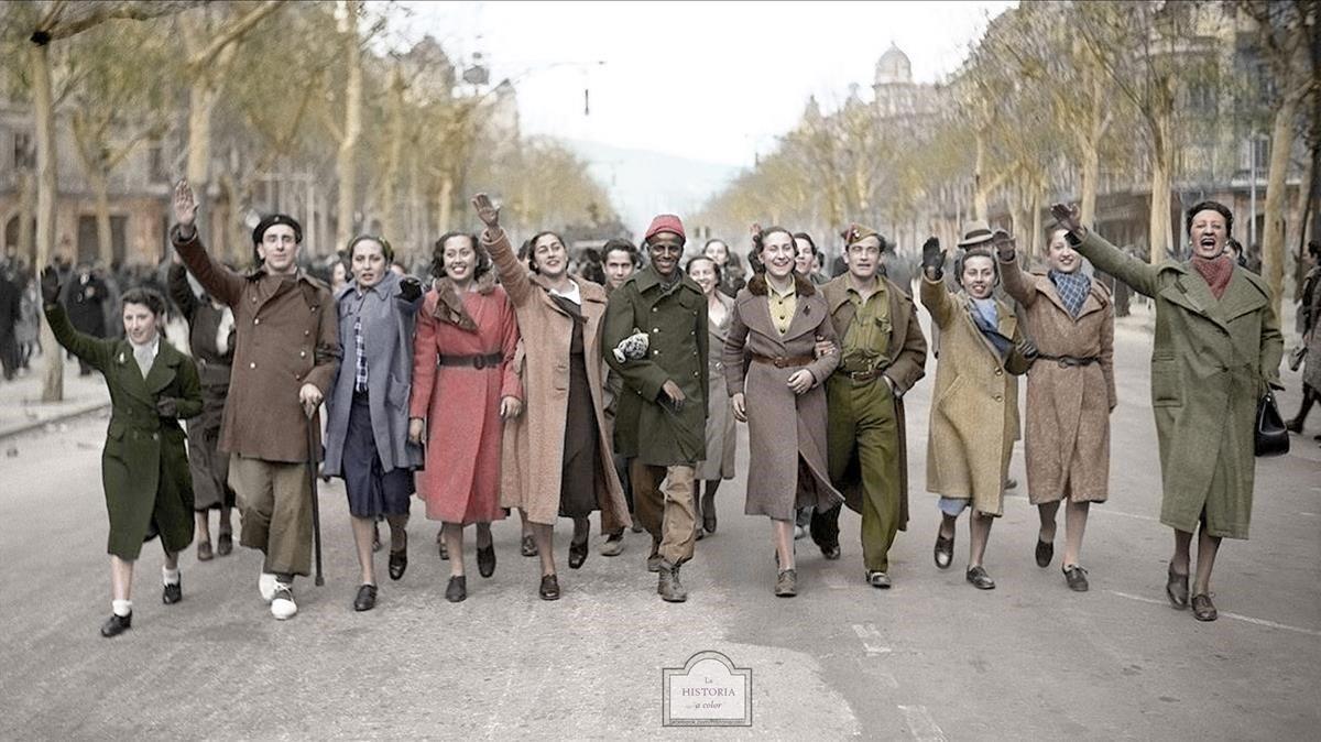 Soldados de Yagüe celebran la caída de Barcelona por el paseo de Gràcia, el 27 de enero de 1939, en compañía de varias barcelonesas.