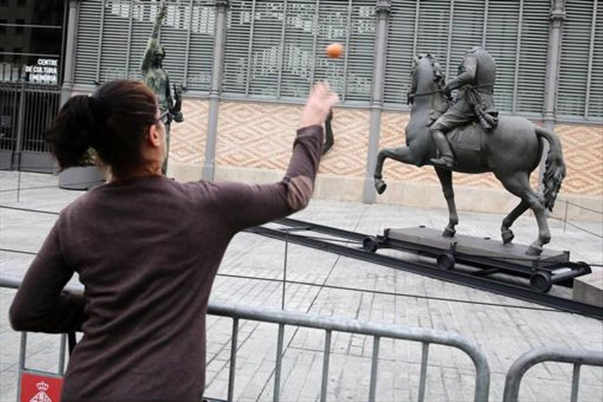 HUEVOS Una mujer prueba su puntería con la estatua de Franco. HUEVOS Una mujer prueba su puntería con la estatua de Franco.