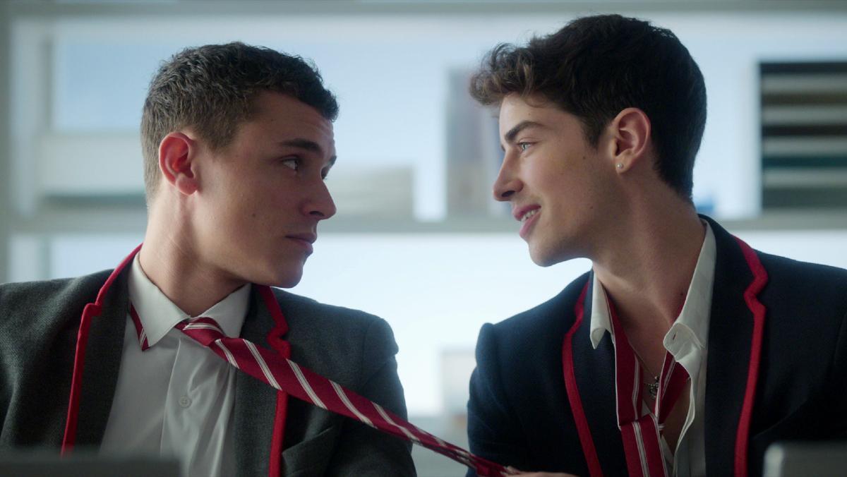 Ander Muñoz (Aaron Piper) y Patrick Blanco (Manu Rios), dos personajes que mantienen una relación homosexual en la serie Élite. 