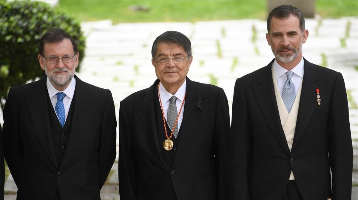 Sergio Ramírez, junto al rey Felipe (derecha) y el presidente del Gobierno, Mariano Rajoy, en Alcalá de Henares.