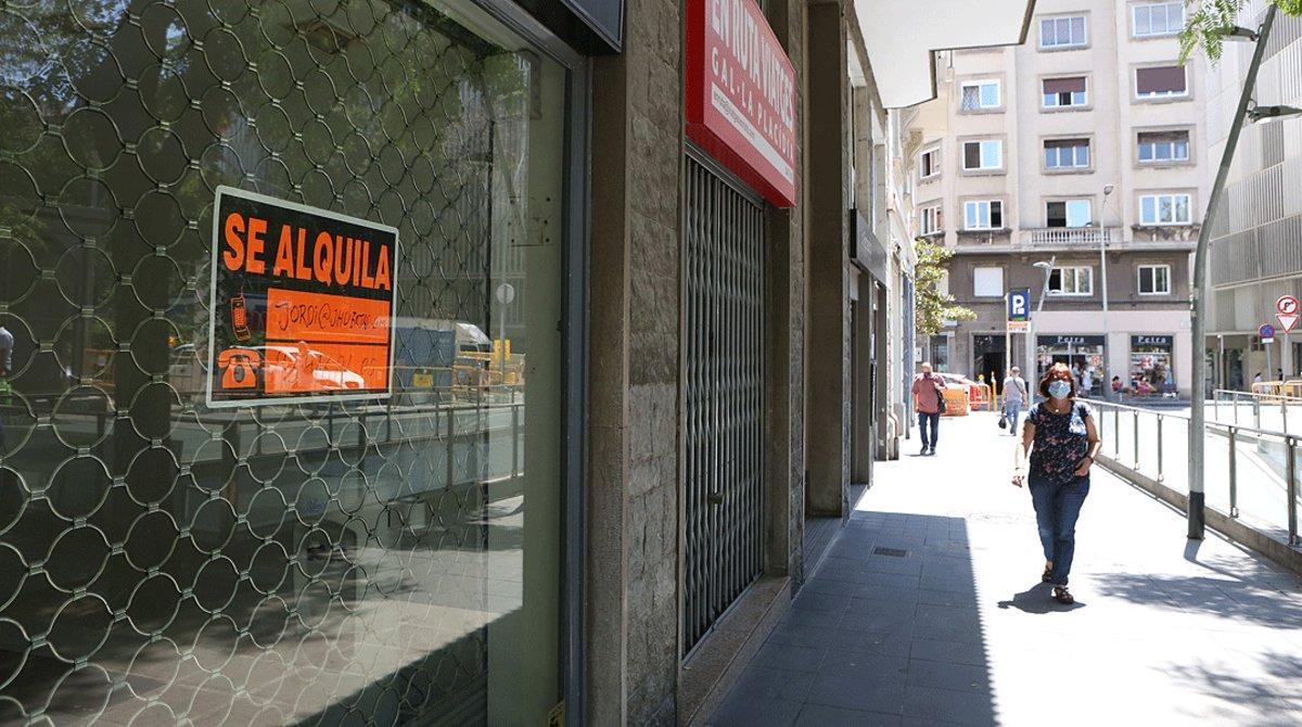 Negocios cerrados en una calle de Barcelona, el pasado 30 de julio. Negocios cerrados en una calle de Barcelona, el pasado 30 de julio.