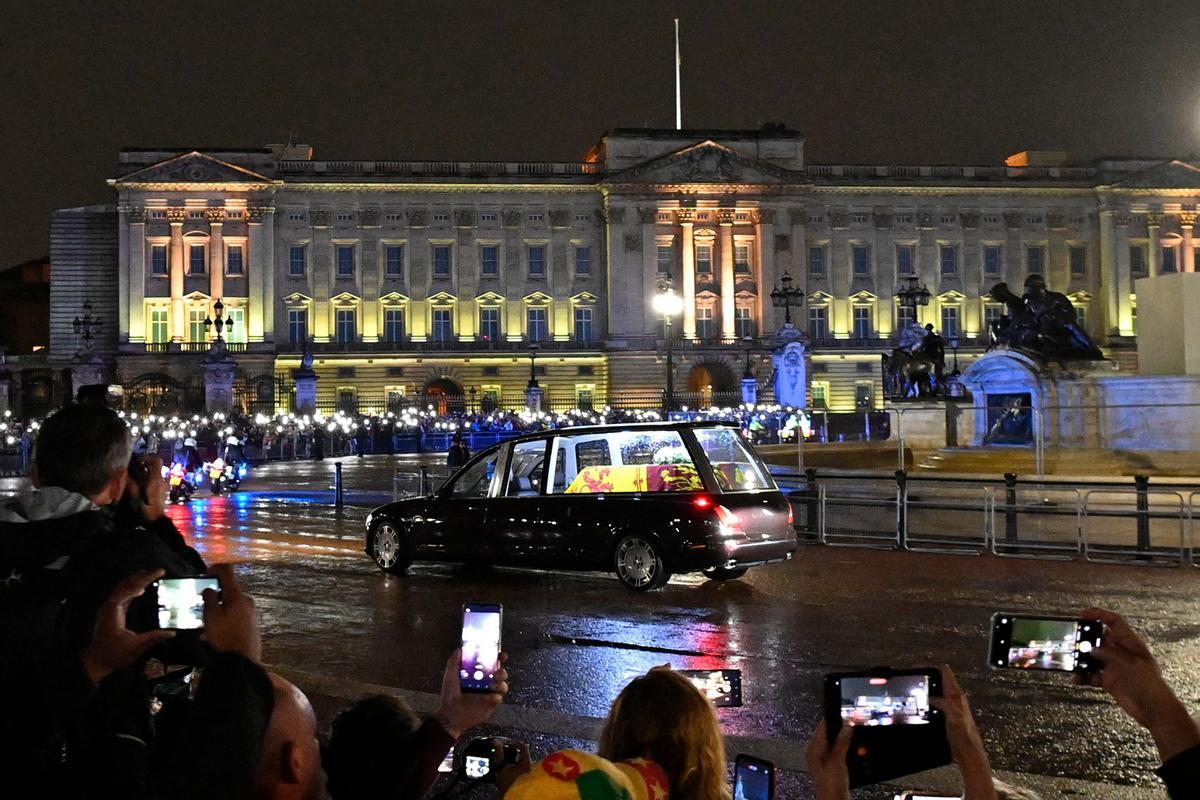 El féretro de la reina Isabel II, llegando al Palacio de Buckingham