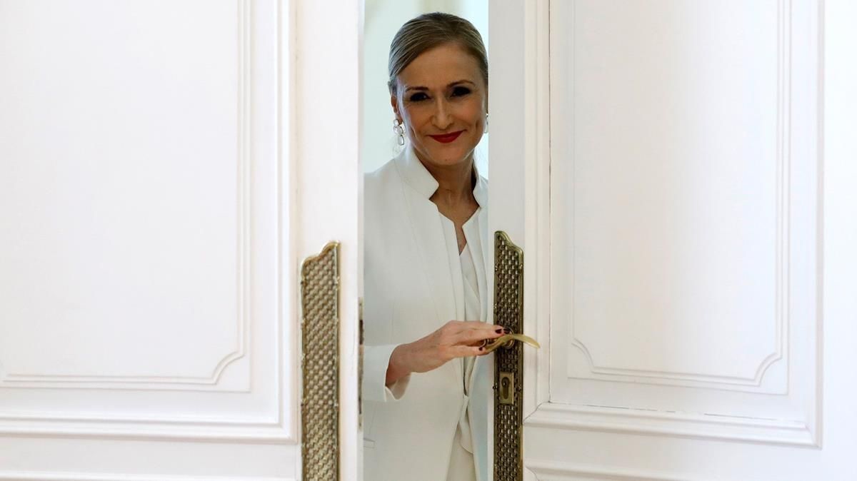 Cristina Cifuentes, tras la rueda de prensa en la que ha anunciado, este miércoles, su dimisión como presidenta de la Comunidad de Madrid. Cristina Cifuentes, tras la rueda de prensa en la que ha anunciado, este miércoles, su dimisión como presidenta de la Comunidad de Madrid.