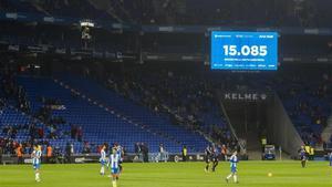 Momento en que el videomarcador de Cornellà anunció la asistencia de 15.085 espectadores al partido del viernes 4 de enero ante el Leganés.